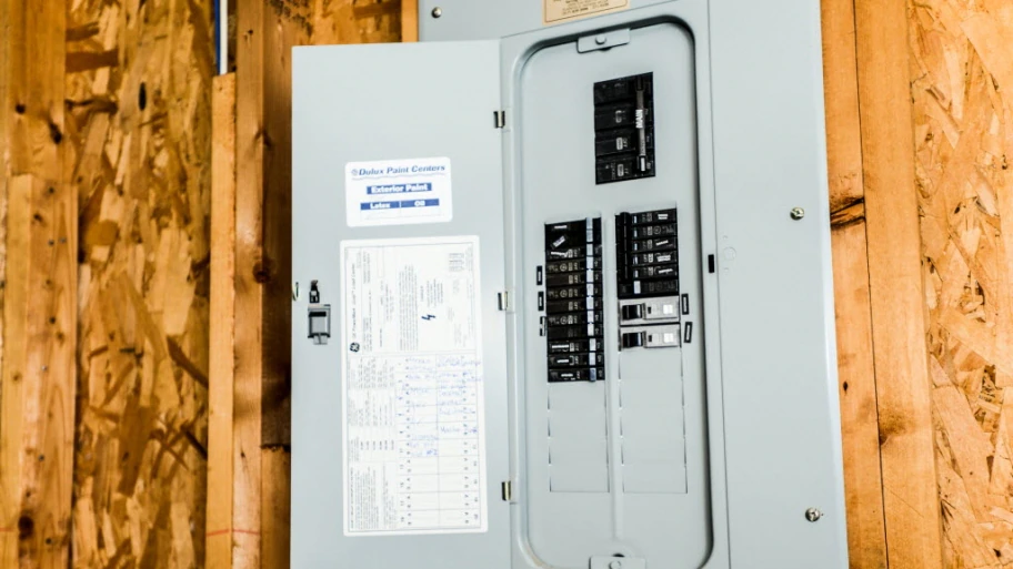 Circuit breaker box